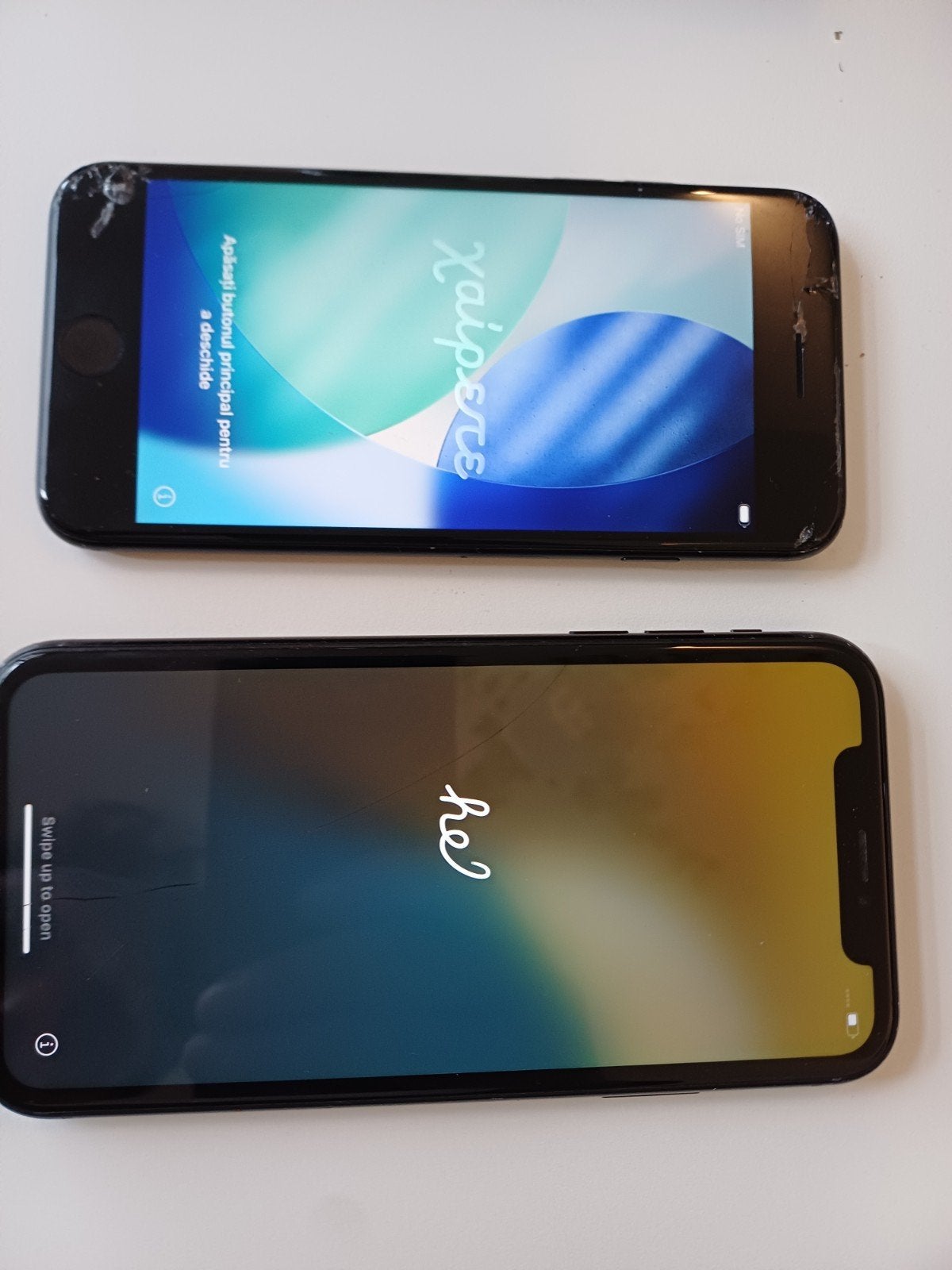 Twee iPhones: iPhone SE 2020 en iPhone XR-, Telecommunicatie, Zwart, 64 GB, Zonder simlock, Niet werkend