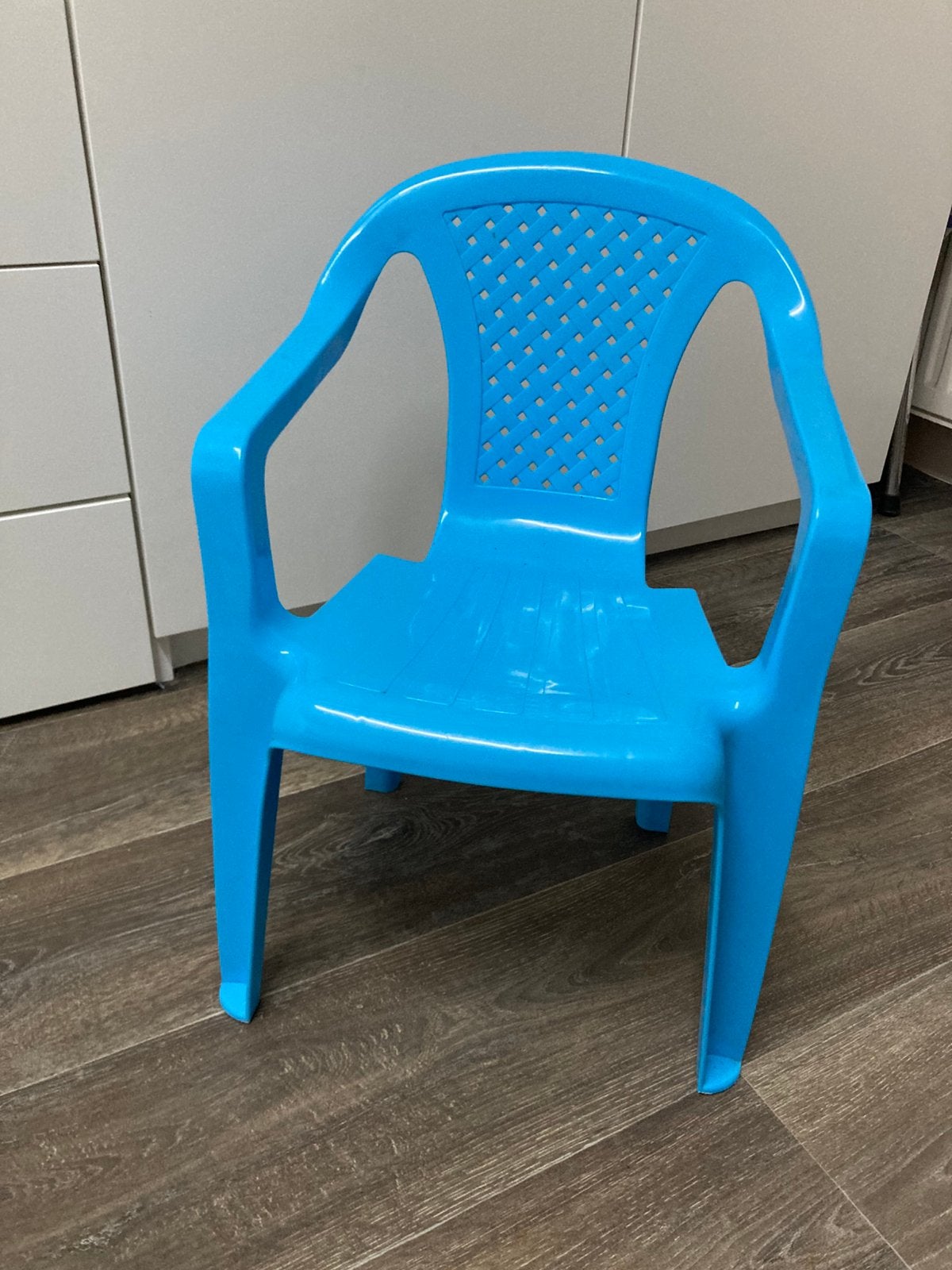 Gratis op te halen: kunststof kinderstoeltje, Ophalen, Zo goed als nieuw, Stoel(en)