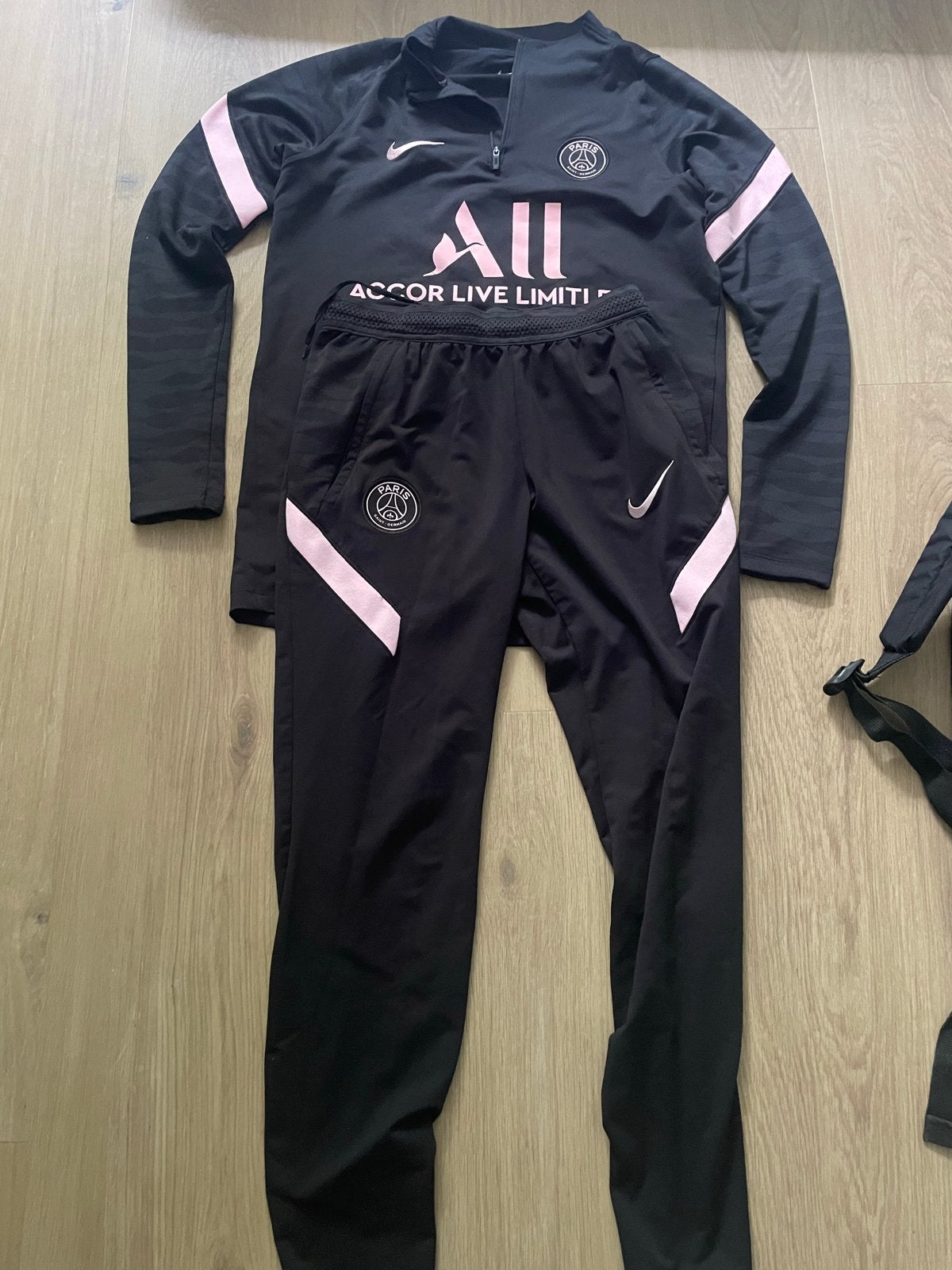 Nike PSG Trainingspak Maat S - Gedragen, Zeer Goede Staat, Zwart, Ophalen of Verzenden, Voetbal, Gedragen