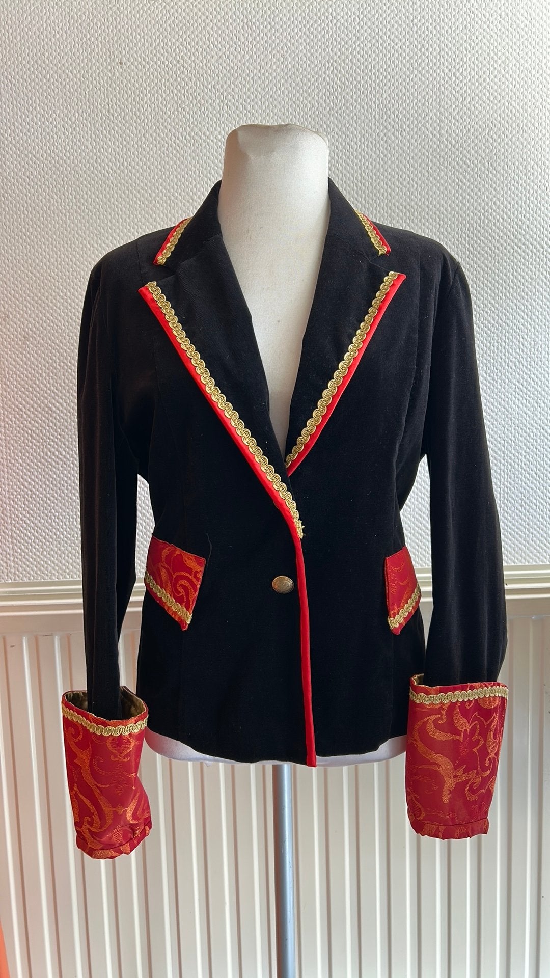 Carnavalsjasje zwart met rood en goud, maat M, Kleding | Dames, Carnavalskleding en Feestkleding, Carnaval, Maat 46/48 (XL) of groter