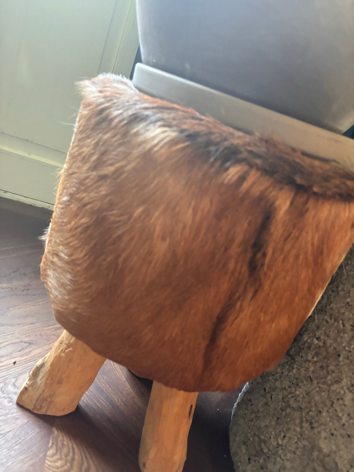 Decoratieve kruk met vacht en houten poten, Ophalen of Verzenden, Zo goed als nieuw, Hout