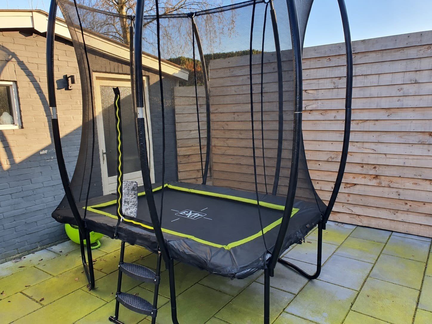 EXIT Trampoline met veiligheidsnet en trapje, Ophalen, Gebruikt, Edisonstraat 83, 7006 RB Doetinchem, Nederland, Info@exittoys.com