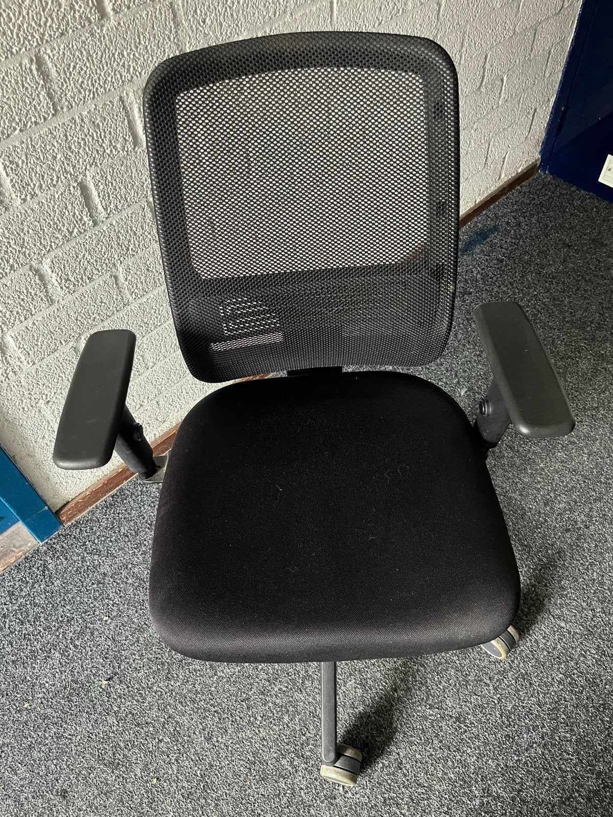 Refurbished bureaustoel met mesh rugleuning en armleuningen, Ophalen, Gebruikt, Zwart, Bureaustoel