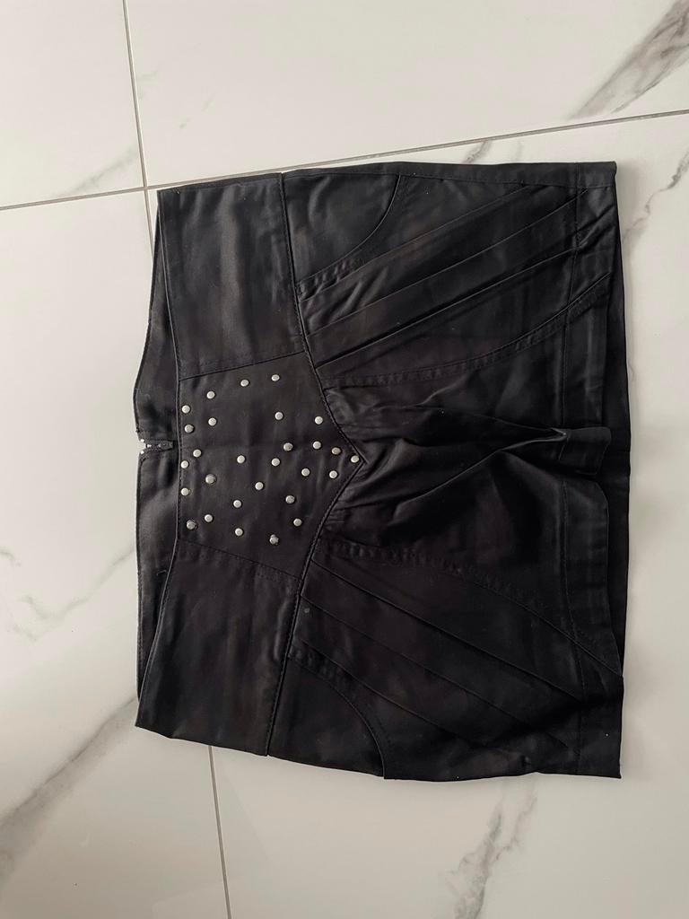 Zwarte rokje met studs en plooien maat 38, Kleding | Dames, Rokken, Zo goed als nieuw, Maat 38/40 (M), Zwart, Boven de knie, Ophalen of Verzenden