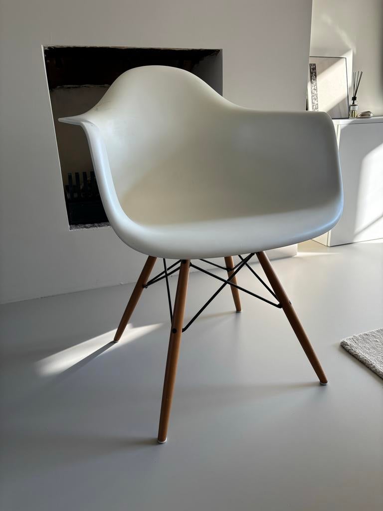 Vitra Eames DAW eetkamerstoel met arm White essen, Huis en Inrichting, Stoelen, Ophalen, Gebruikt, Wit, Eén