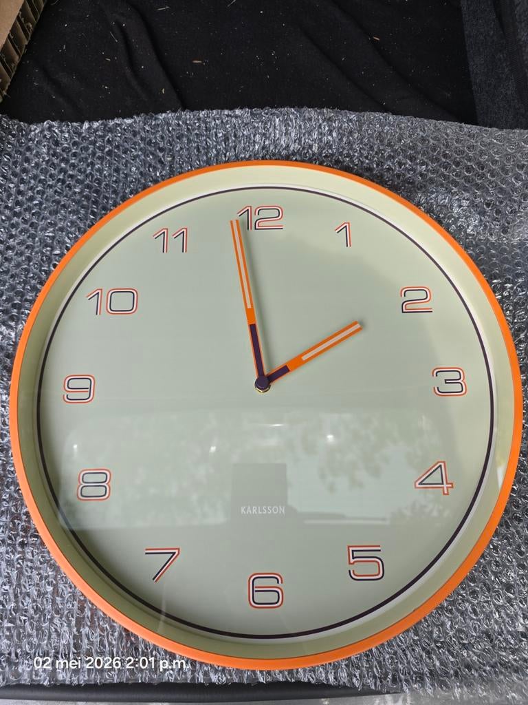 Wandklok Karlsson 40 cm oranje, Huis en Inrichting, Woonaccessoires | Klokken, Ophalen of Verzenden, Nieuw, Analoog, Wandklok