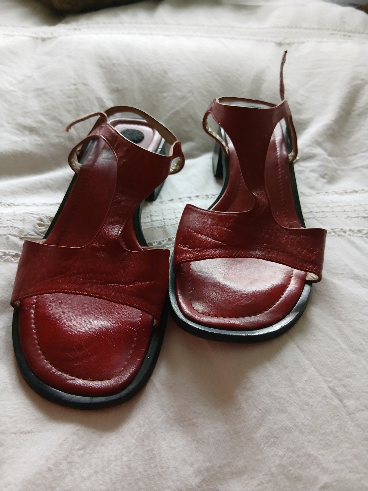 Rode leren zomerschoenen met leren zool., Ophalen, Sandalen of Muiltjes, Mirev (italiaans), Gedragen