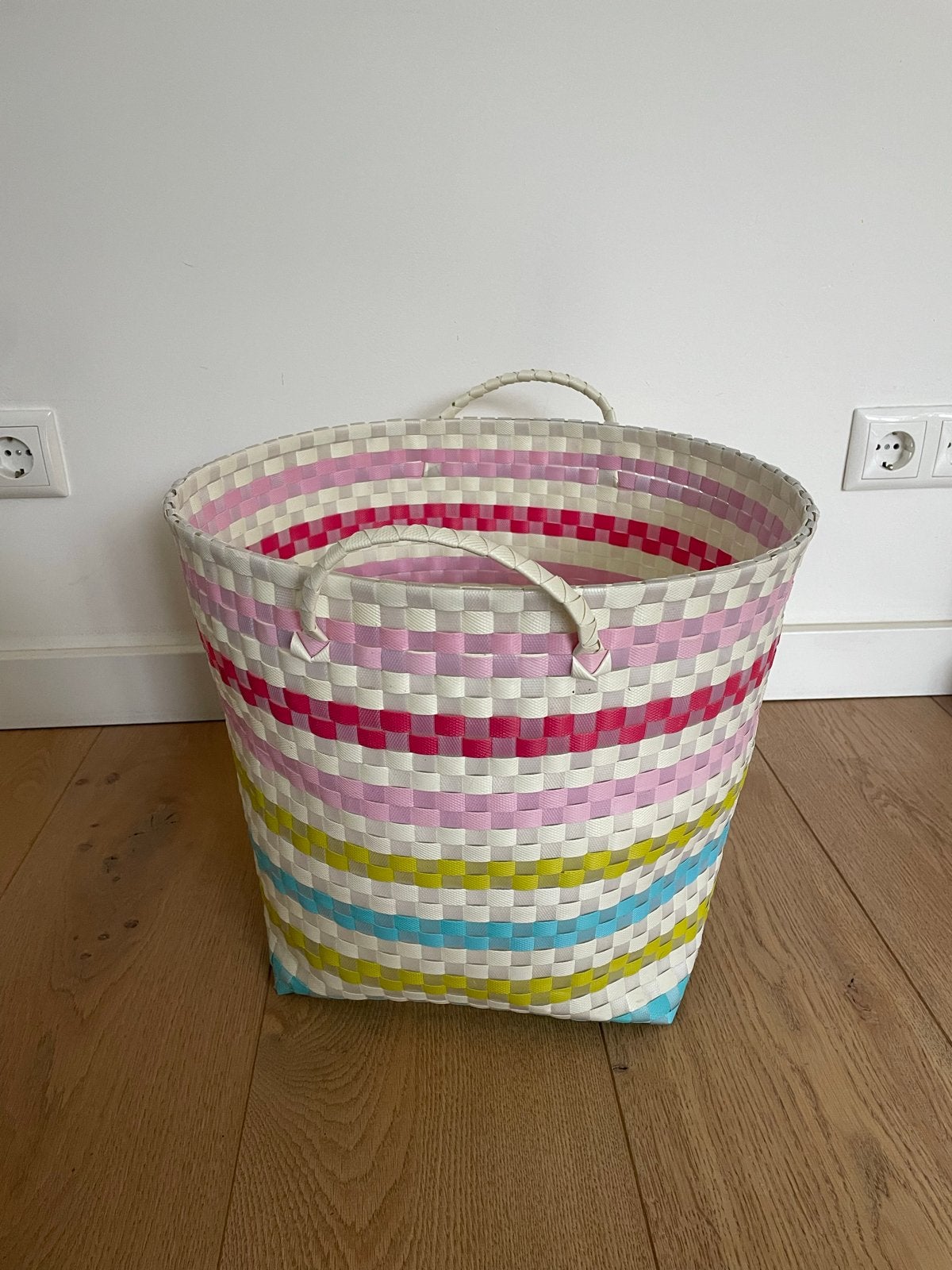 Grote witte mand met vrolijke kleurtjes, Kunststof, Gebruikt, Gevlochten, Mand