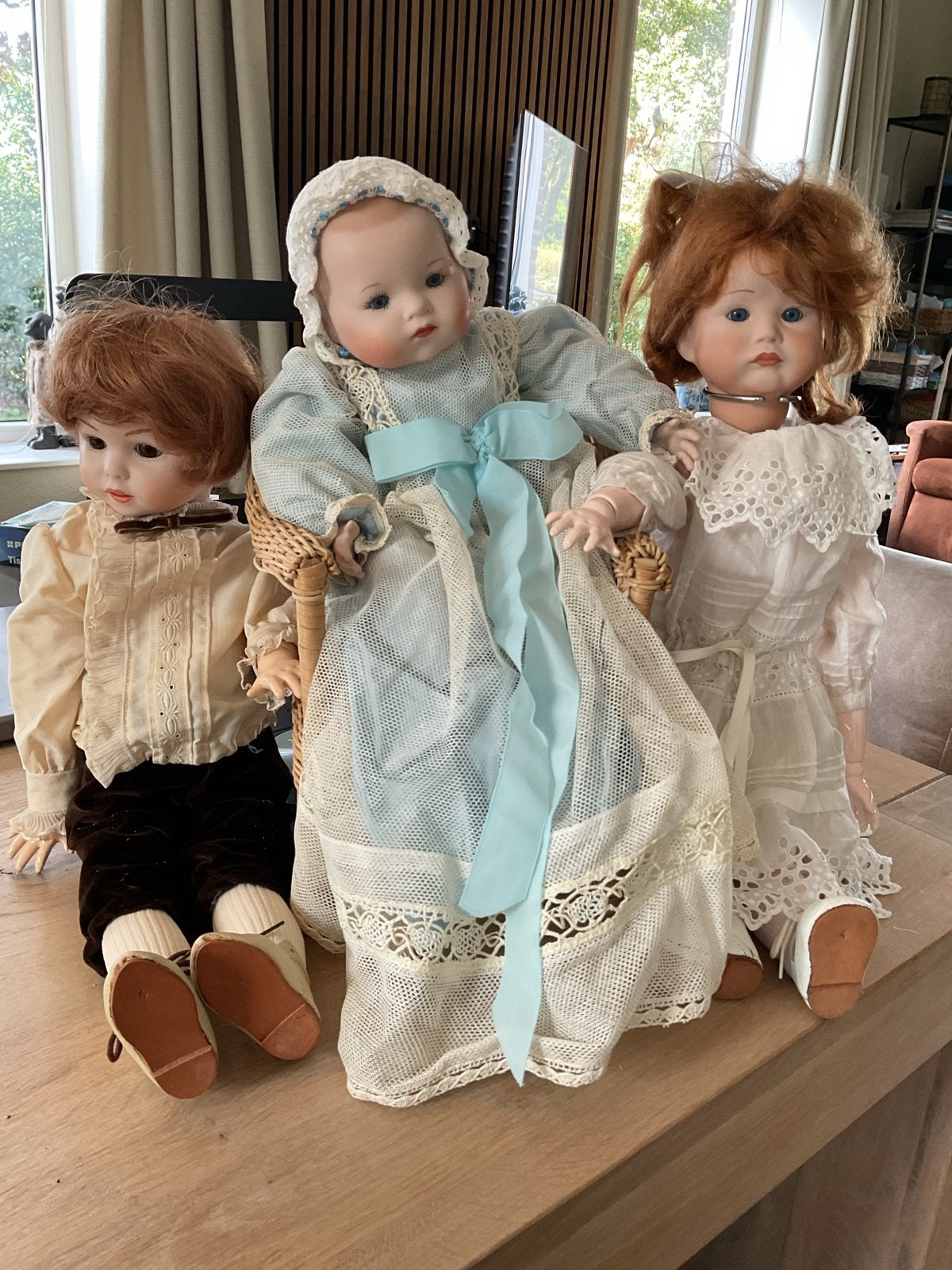 Set van 3 porseleinen poppen met kleding en patronenboekjes, Ophalen, Gebruikt, Kleertjes