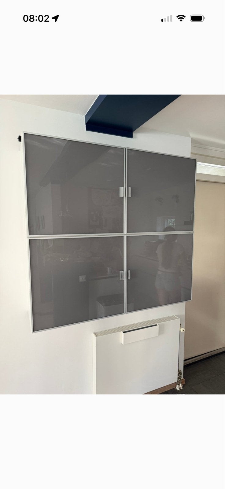 Moderne wandkast met glazen deuren en planken, 100 tot 150 cm, Ophalen of Verzenden, 25 tot 50 cm, Met deur(en)