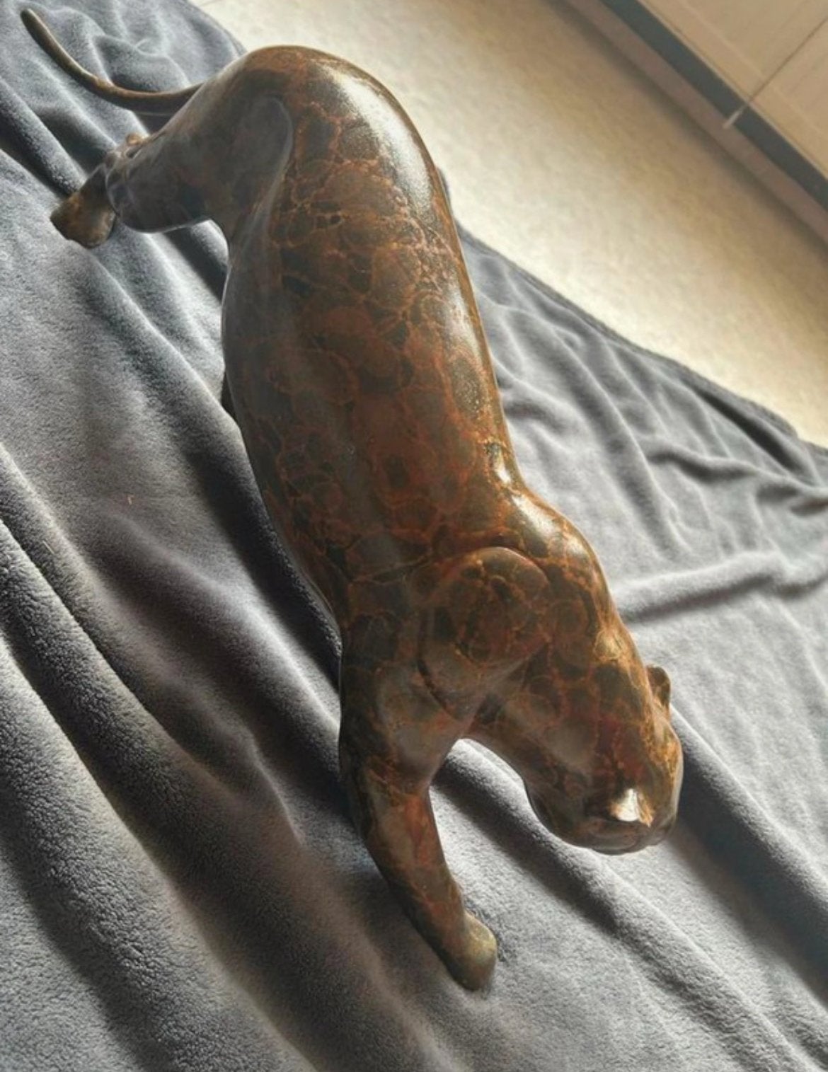 Bronzen Kat Sculptuur - Elegant en Gedetailleerd, Ophalen of Verzenden, 20 - 50 cm, Beeld, Bruin