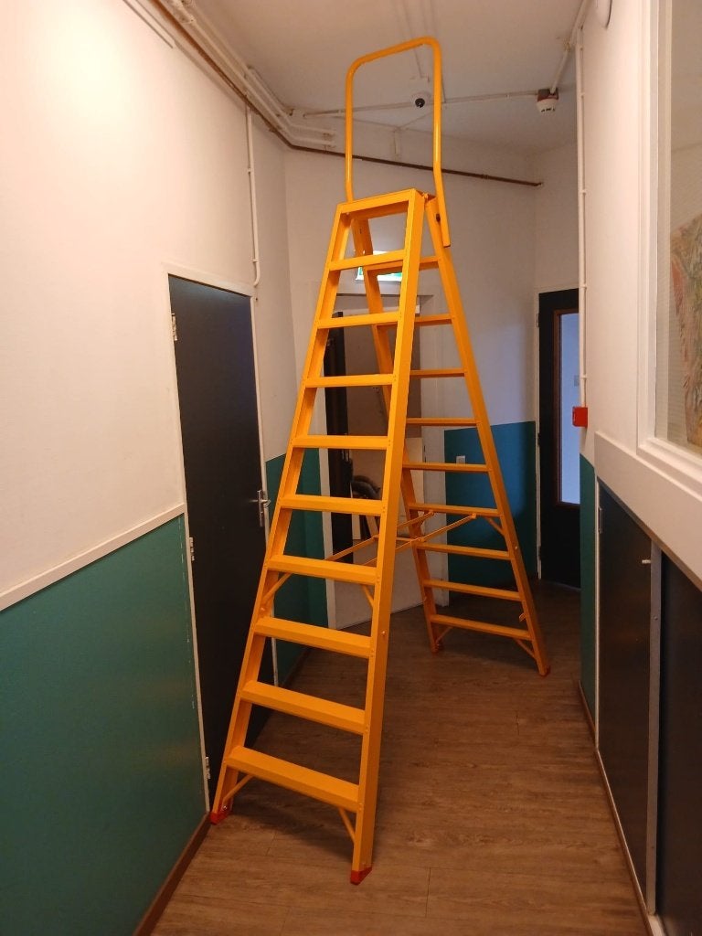 Mammoet dubbele trap incl. inklapbare steunbeugel, Doe-het-zelf en Verbouw, Ladders en Trappen, Ophalen, Trap, Nieuw, Opvouwbaar of Inschuifbaar