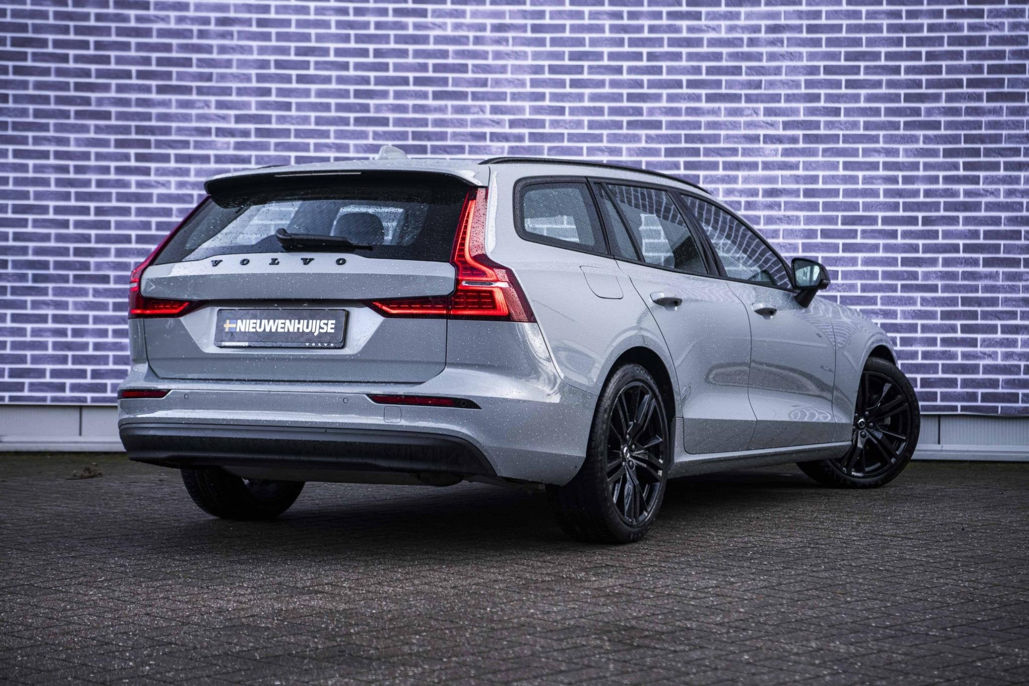 Volvo V60 2.0 B3 Essential Edition | Sport Pack | 19" Black, Auto's, 12 maanden, 4 cilinders, 1634 kg, 163 pk