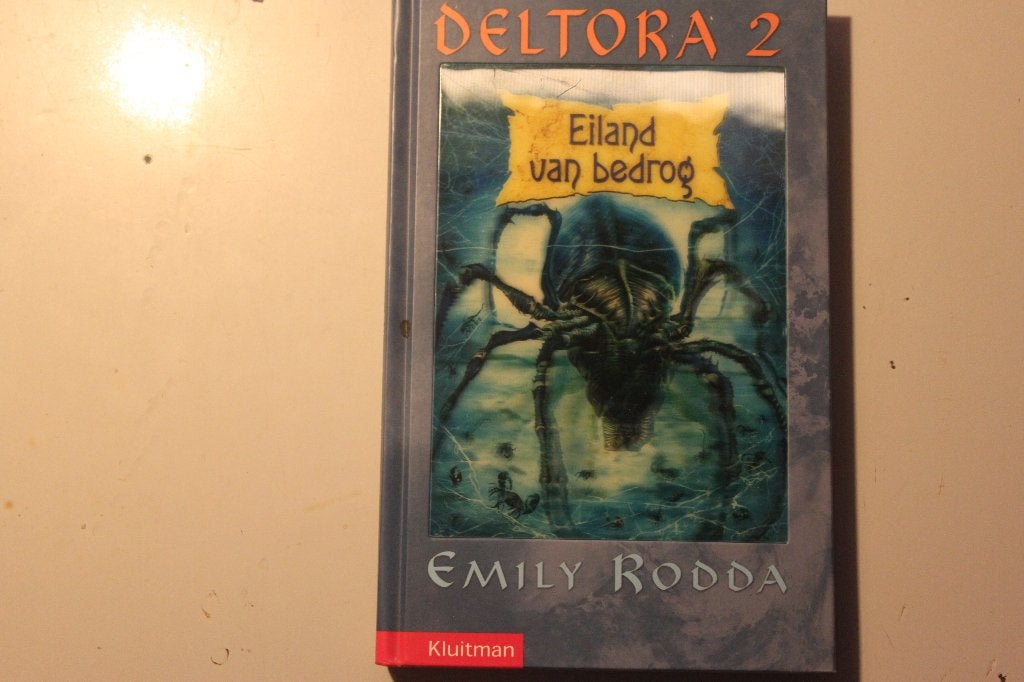 801p - boek - deltora 2 - eiland van bedrog - emily rodda, Boeken, Ophalen of Verzenden, Gelezen
