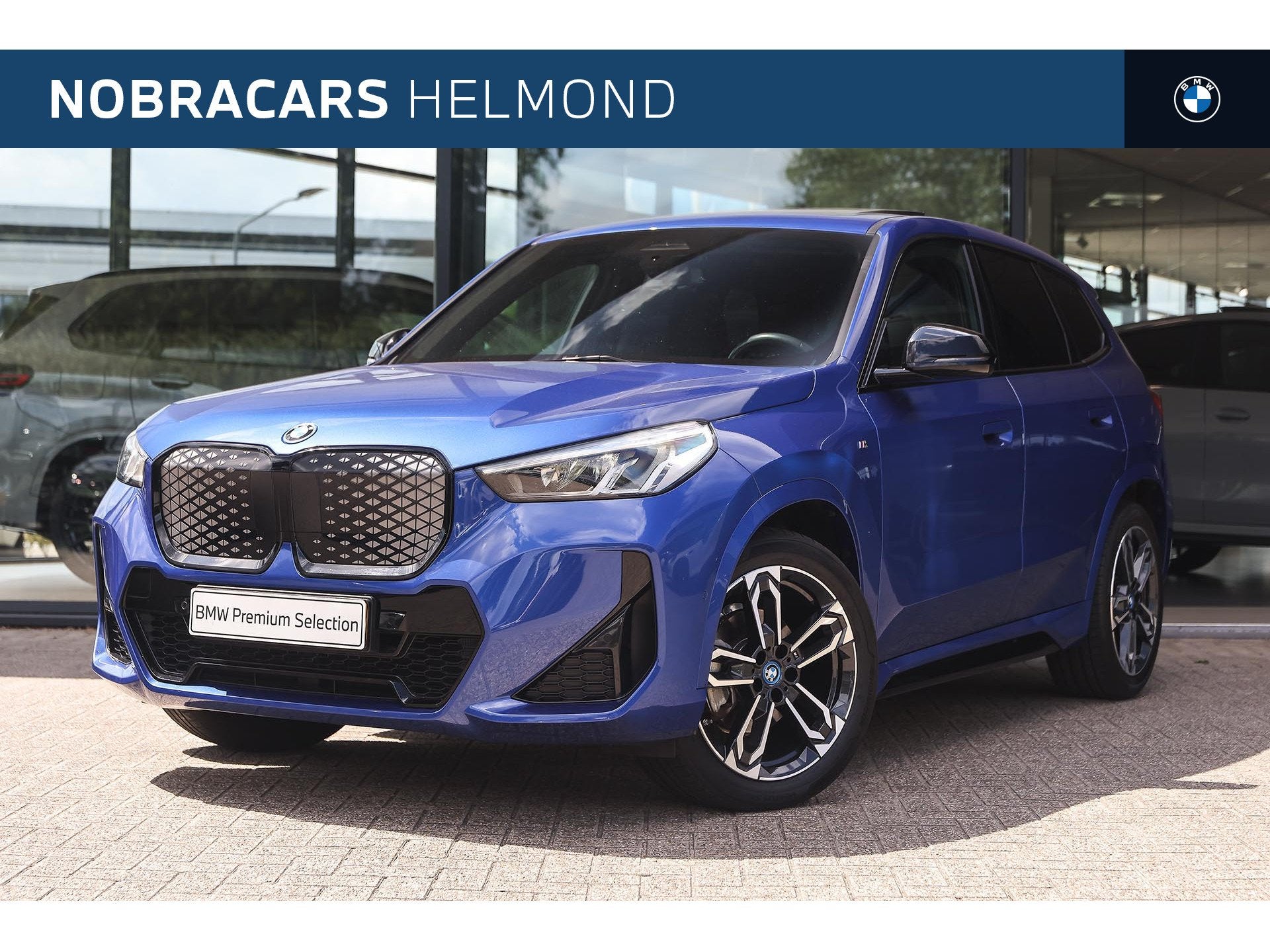 BMW iX1 eDrive20 M Sport / Panoramadak / Trekhaak / Sportsto