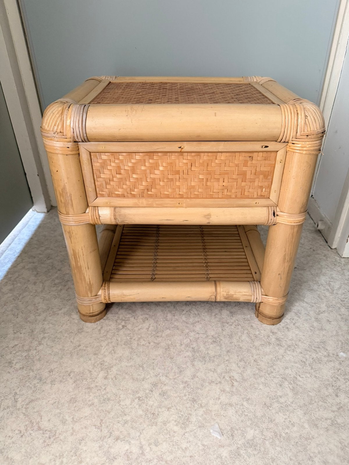 Bamboe tafel, Huis en Inrichting, Slaapkamer | Nachtkastjes, Ophalen of Verzenden, Zo goed als nieuw, Minder dan 45 cm