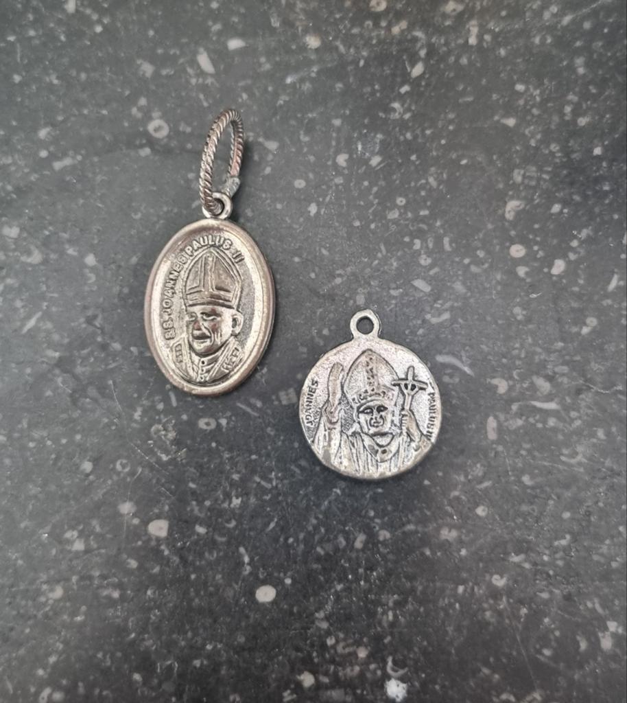 Medailles van paus paulus II. set van 2, Verzamelen, Religie, Verzenden, Zo goed als nieuw, Sieraad, Christendom | Katholiek