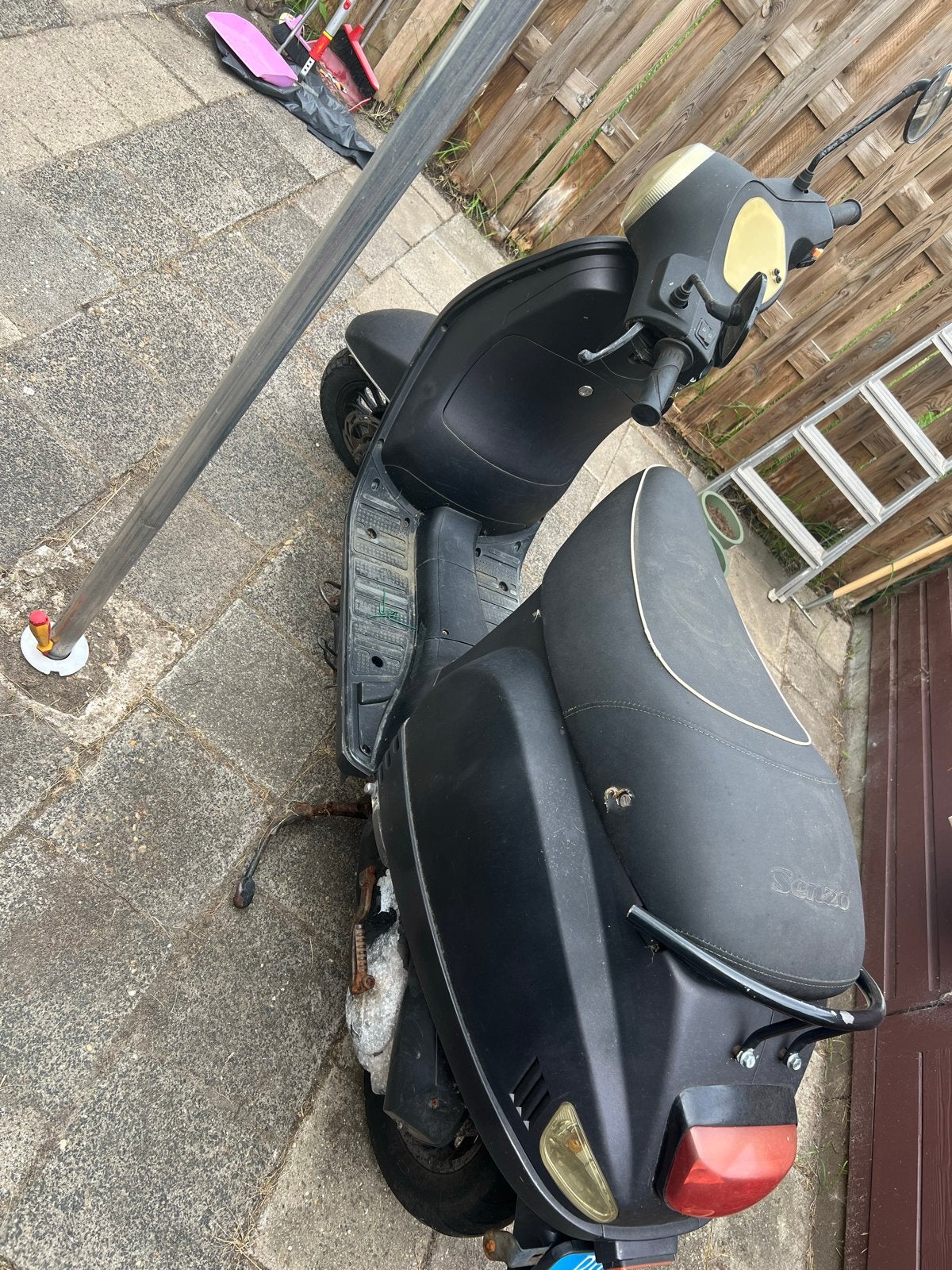 Zwarte scooter met 11000 gelopen, Fietsen en Brommers, Snorfietsen en Snorscooters, Ophalen, Gebruikt, Benzine, Overige merken