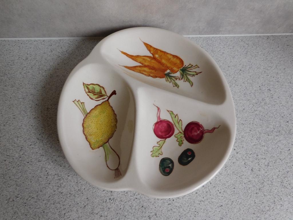 Bord 23 cm. 3 vakken Peen Citroen Olijf Citroen Handpainted, Antiek en Kunst, Antiek | Keramiek en Aardewerk, Ophalen of Verzenden