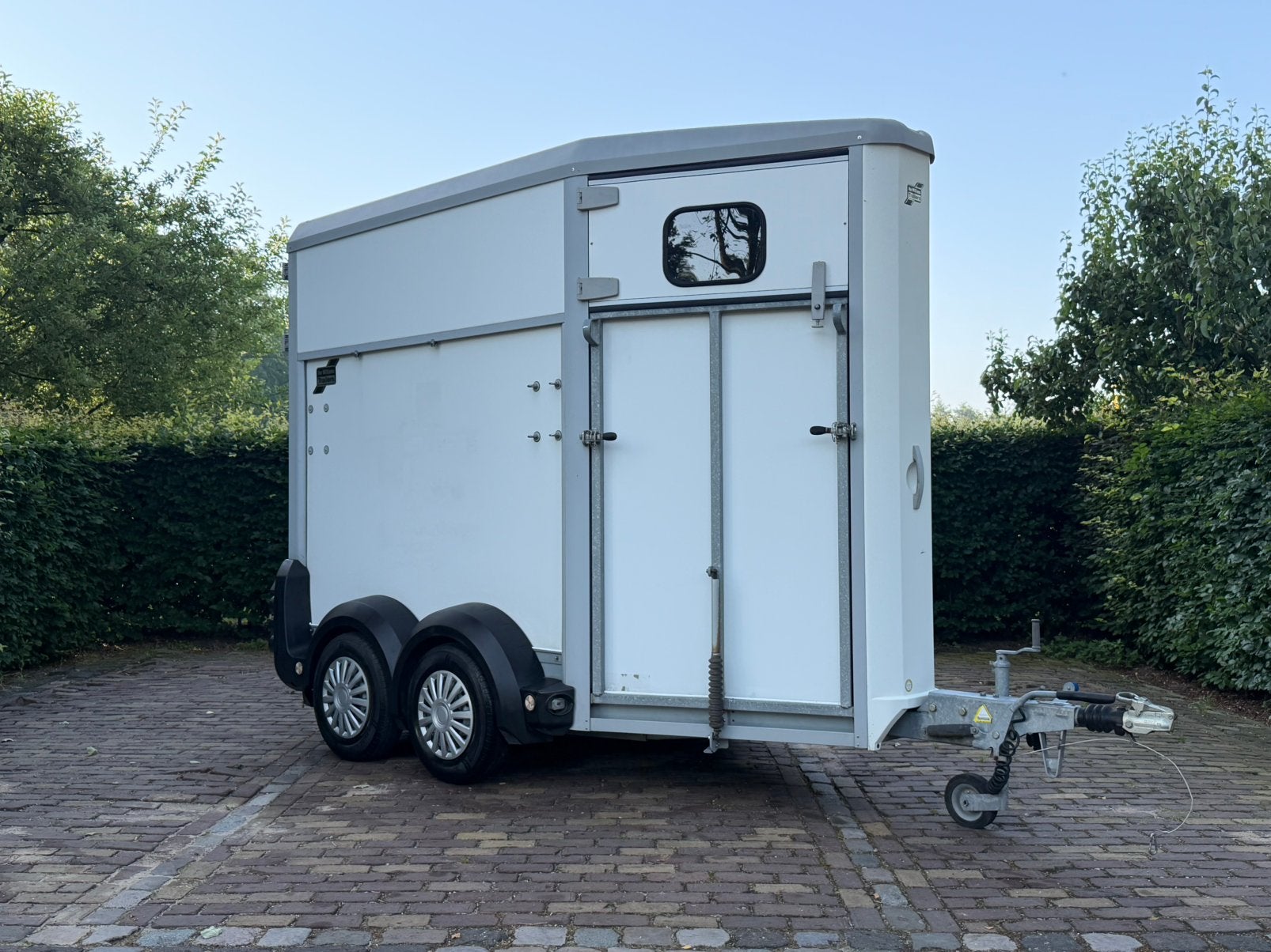 Mooie 1.5 paards ifor williams met vooruitloop en zadelkamer