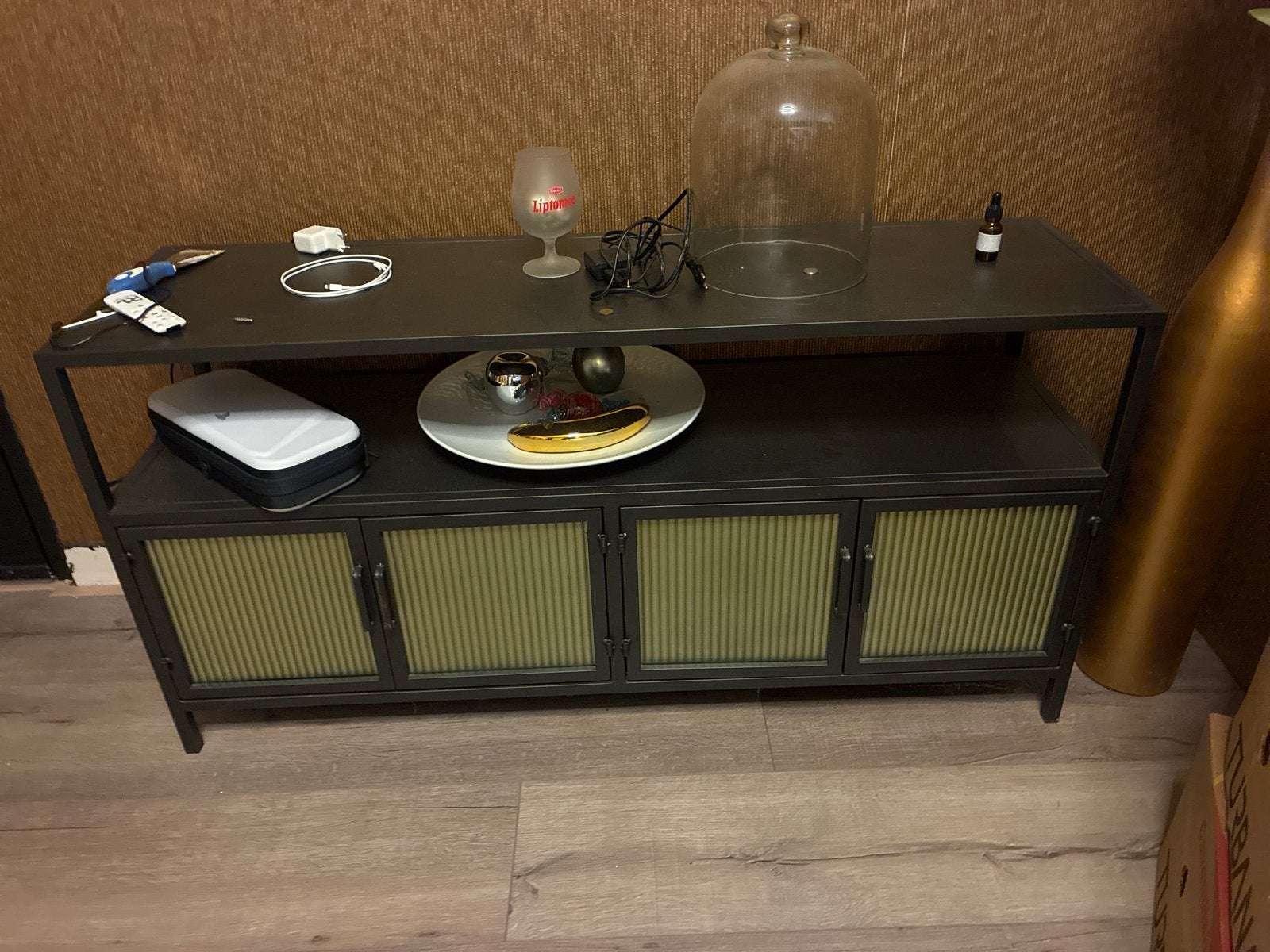 Modern dressoir/tv-meubel met geribbelde deuren, Huis en Inrichting, Kasten | Televisiemeubels, Gebruikt, 100 tot 150 cm, Ophalen of Verzenden