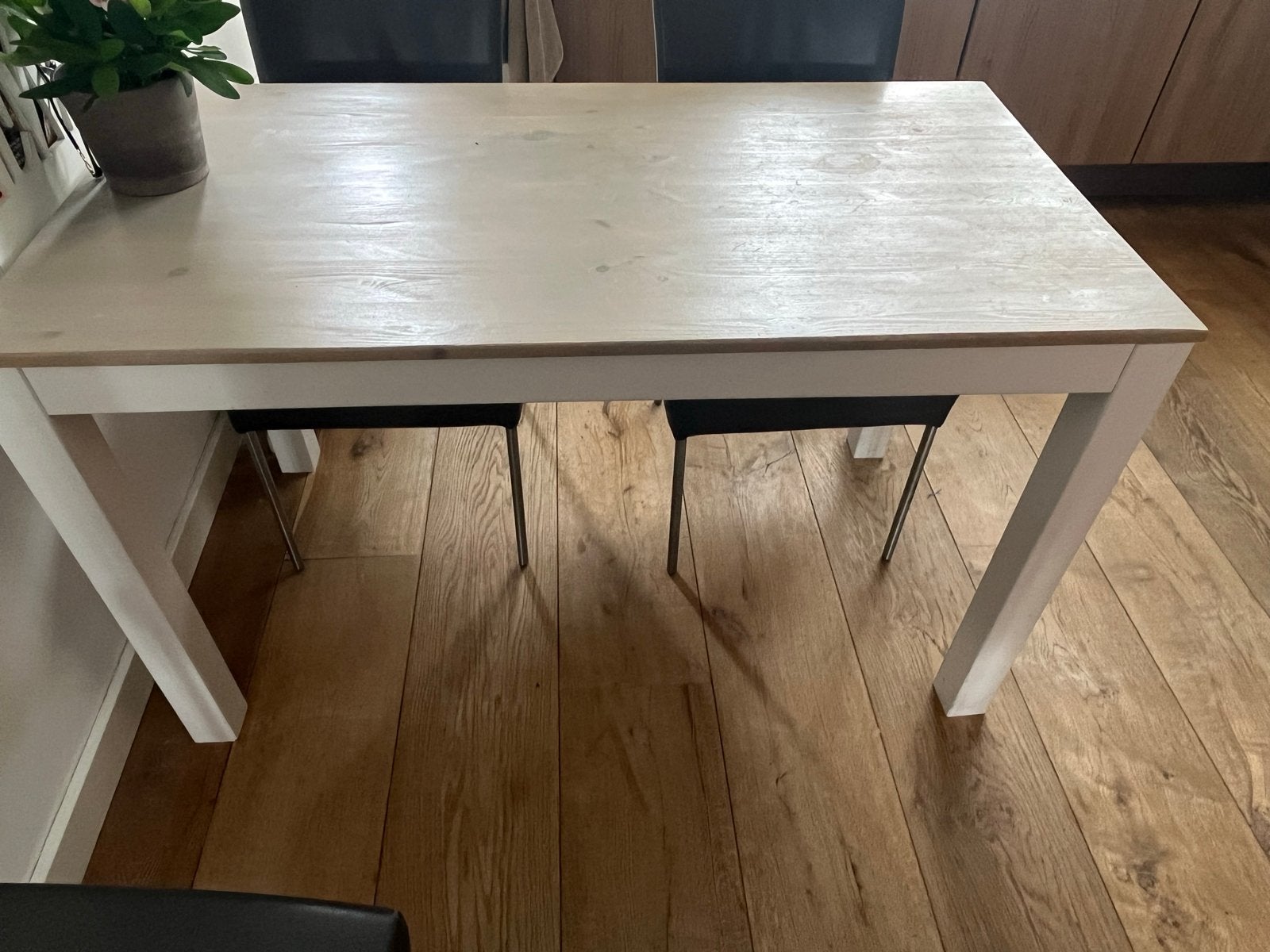 Eettafel met wit onderstel en greywash houten blad, Huis en Inrichting, Tafels | Eettafels, Ophalen, Gebruikt, 100 tot 150 cm