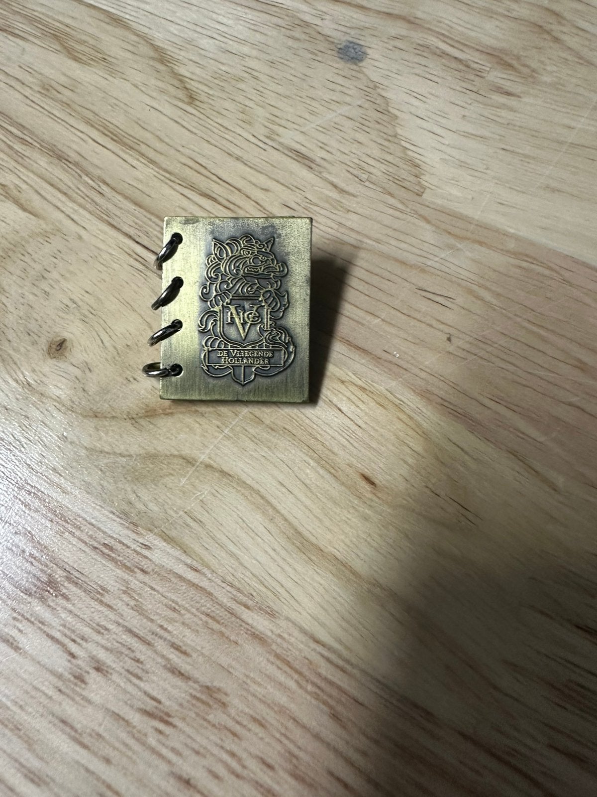 Efteling pin de vliegende hollander, Verzamelen, Ophalen of Verzenden, Zo goed als nieuw, Button of Speldje