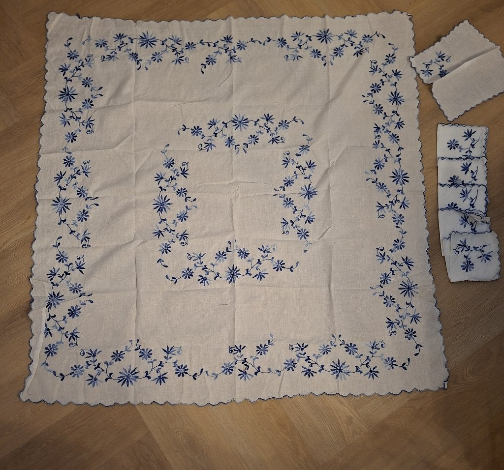 Vintage tafelkleed geborduurd wit/blauw, complete set, Handgemaakt, Vierkant, Nieuw, Ophalen of Verzenden