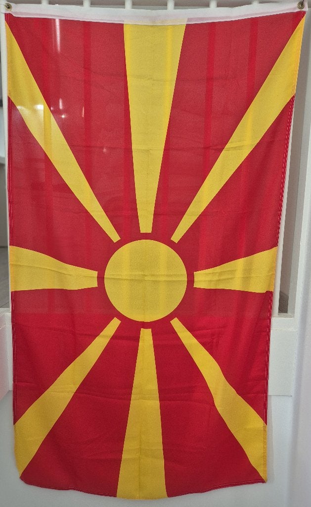 Vlag - Noord-Macedonië (~ 90 x 150), Diversen, Ophalen of Verzenden, Zo goed als nieuw