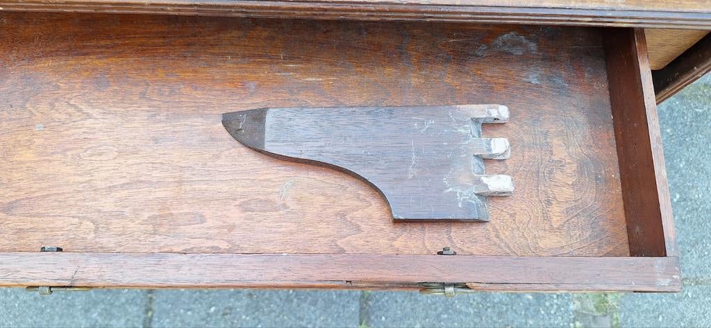 Antiek Engels hangoor tafeltje met koperen leeuwen pootjes, Ophalen, Gebruikt, Vintage, 75 cm of meer