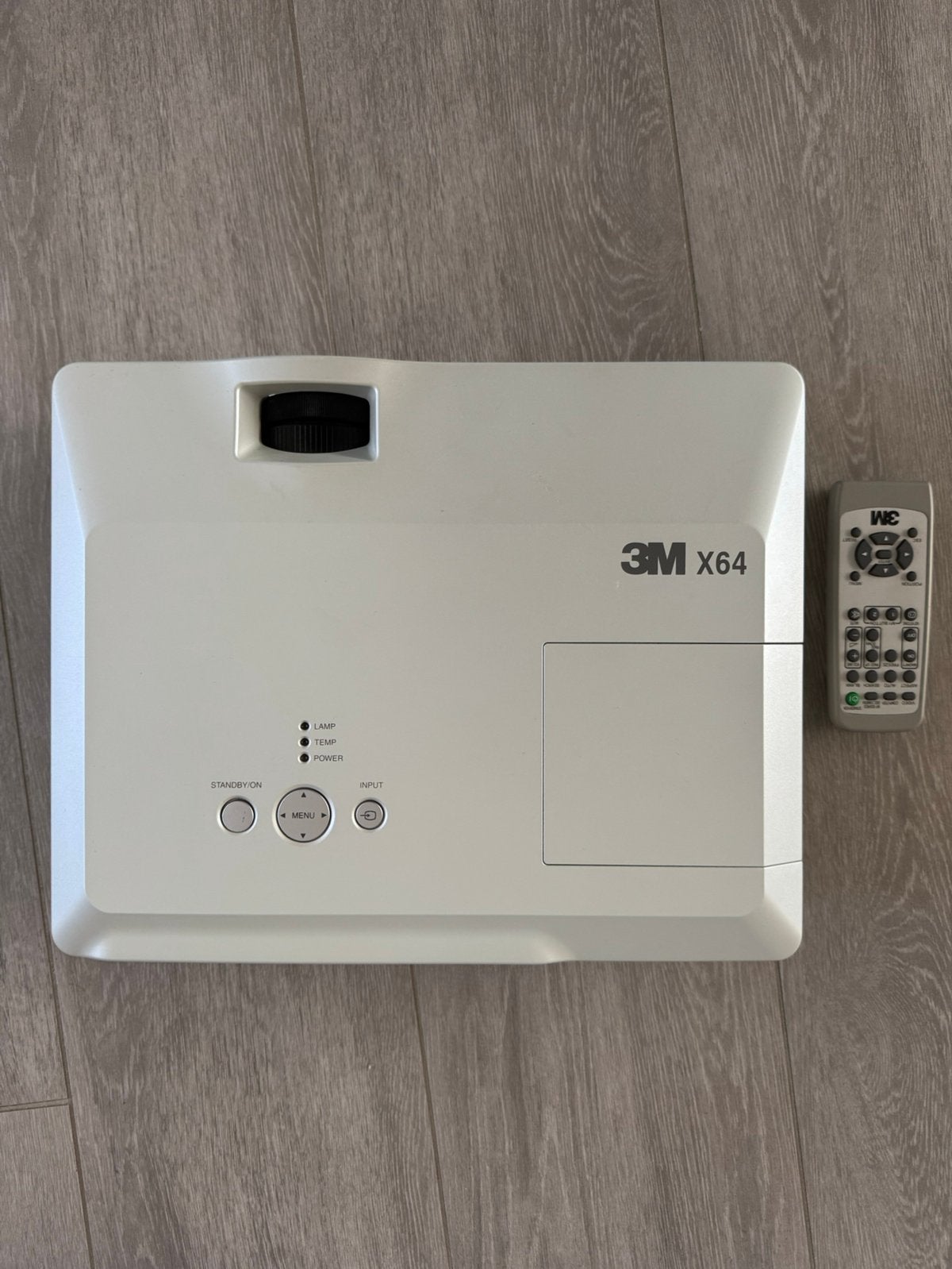 Te koop: nette 3m beamer (39 branduren), Audio, Tv en Foto, Beamers, Ophalen of Verzenden, Zo goed als nieuw, 3M