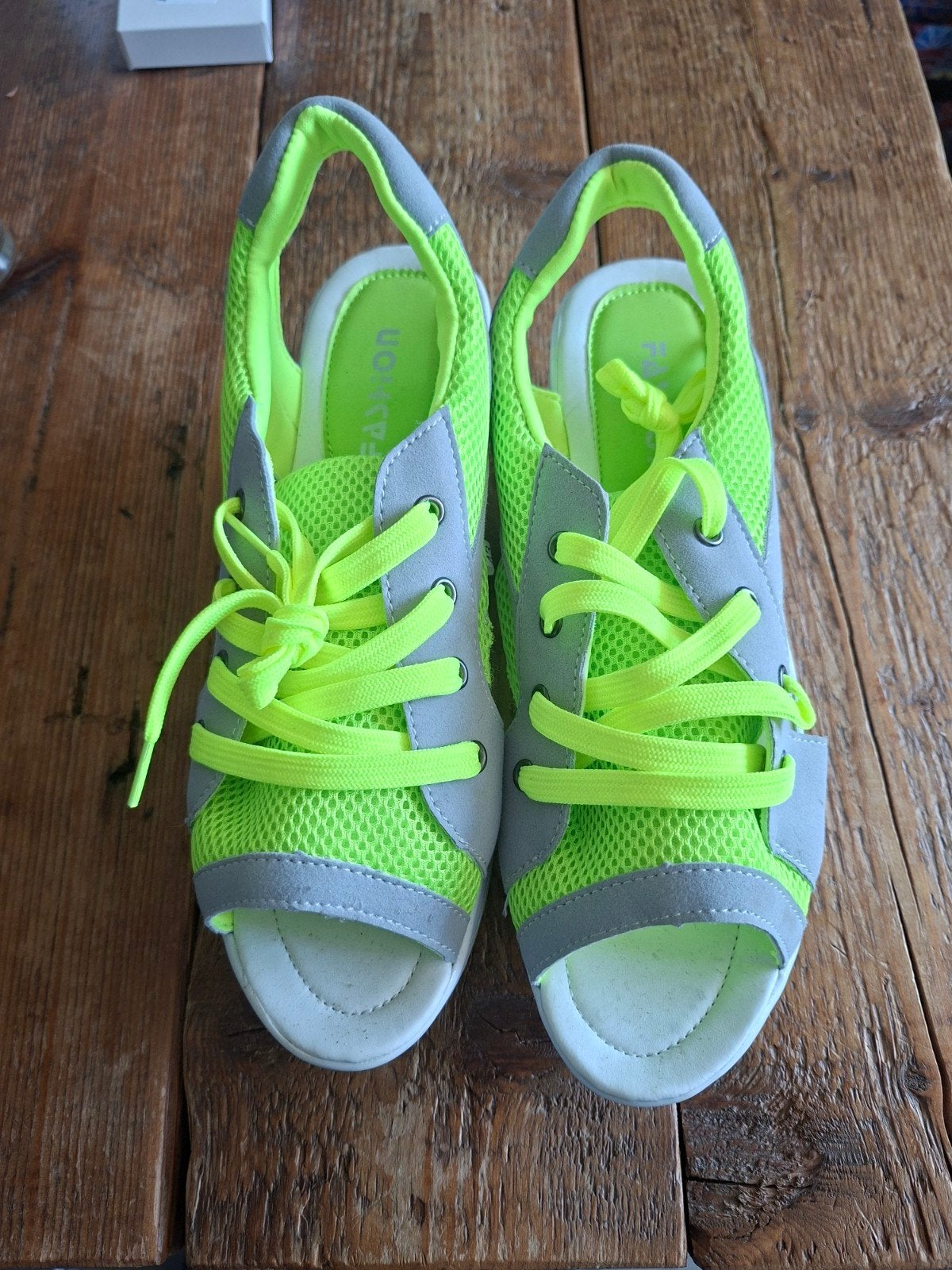 dames schoenen wit met fel geel, Ophalen of Verzenden, Zo goed als nieuw, Wit, Sneakers of Gympen