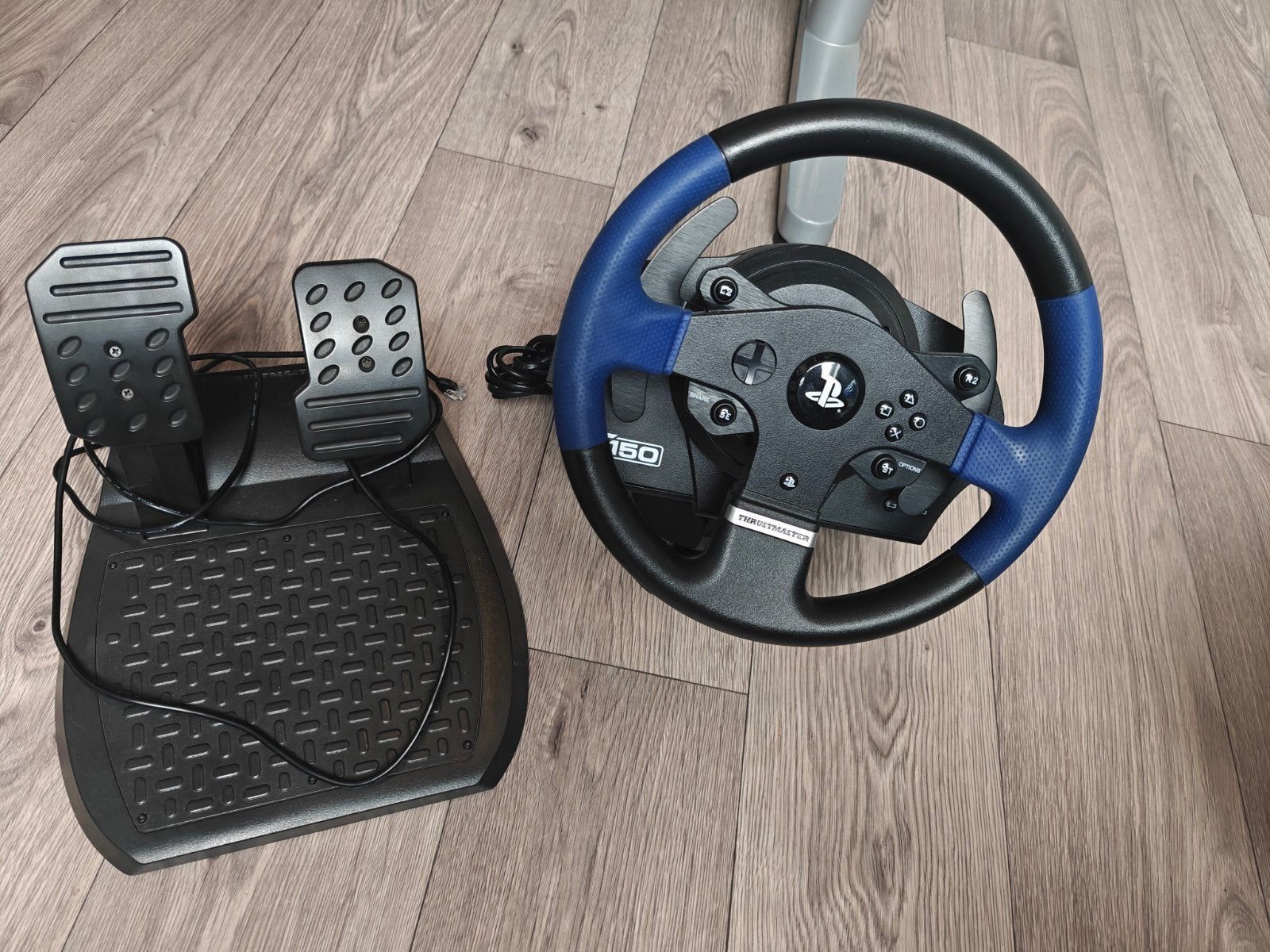 Thrustmaster T150 racestuur met pedalen - Zo goed als nieuw, Ophalen of Verzenden