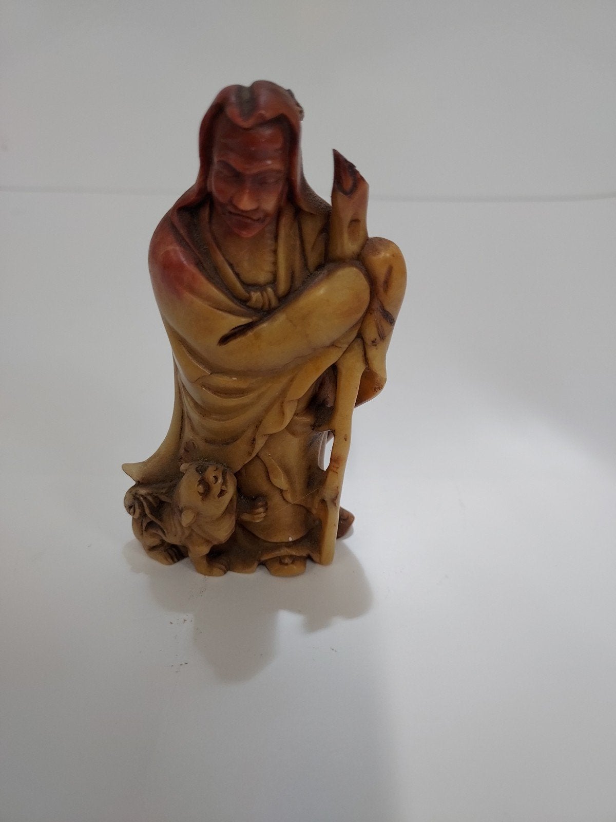 Oosterse sculptuur van man met staf en dier, Antiek en Kunst, Minder dan 20 cm, Ophalen of Verzenden, Handgemaakt, Steen of Keramiek
