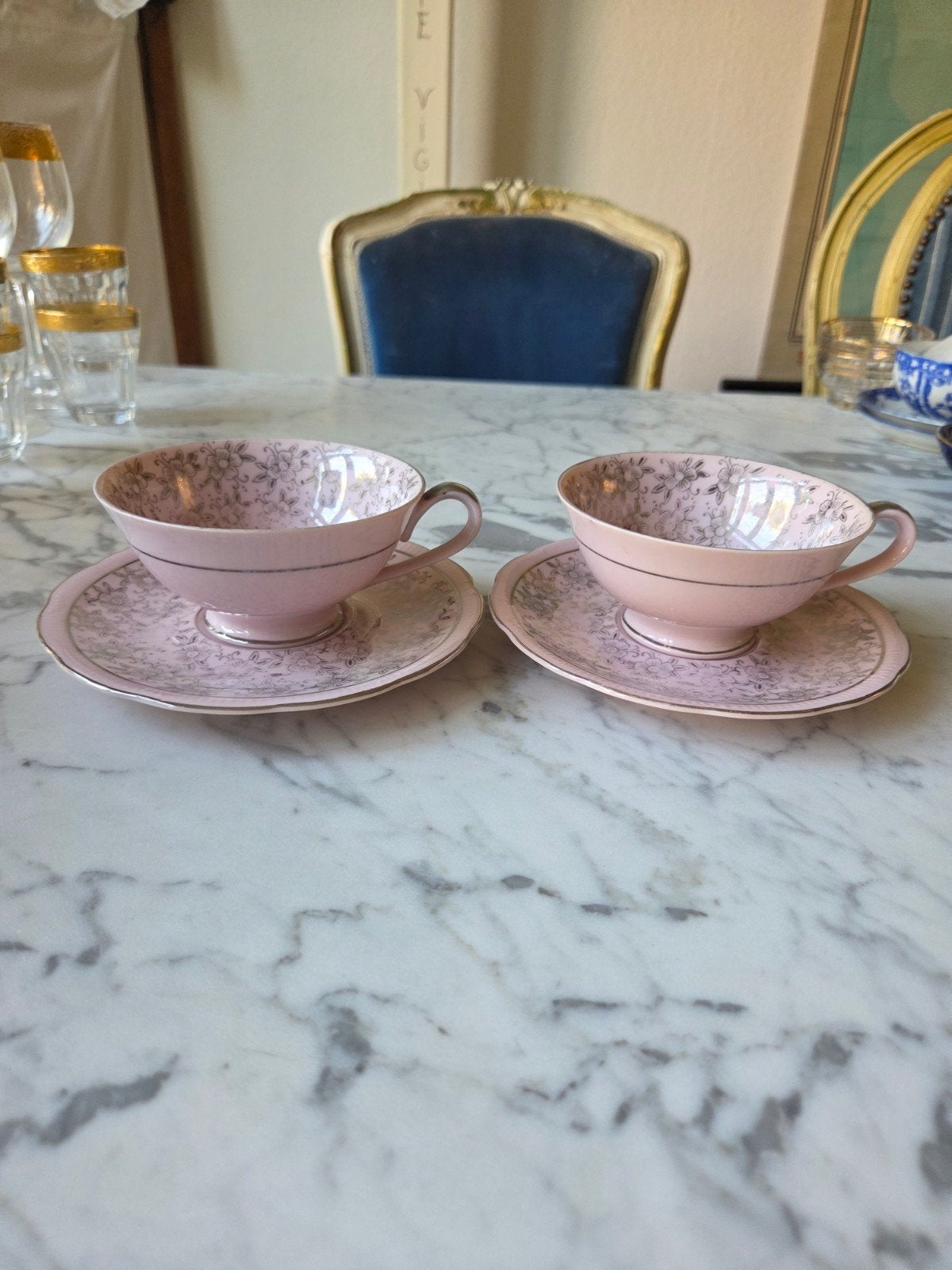 Een roze kop en schotel setjes met gouden details, Ophalen