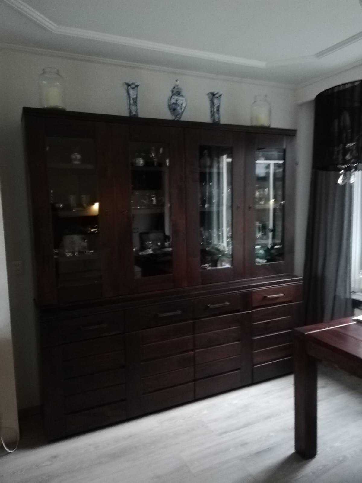 Grote vitrinekast, Ophalen