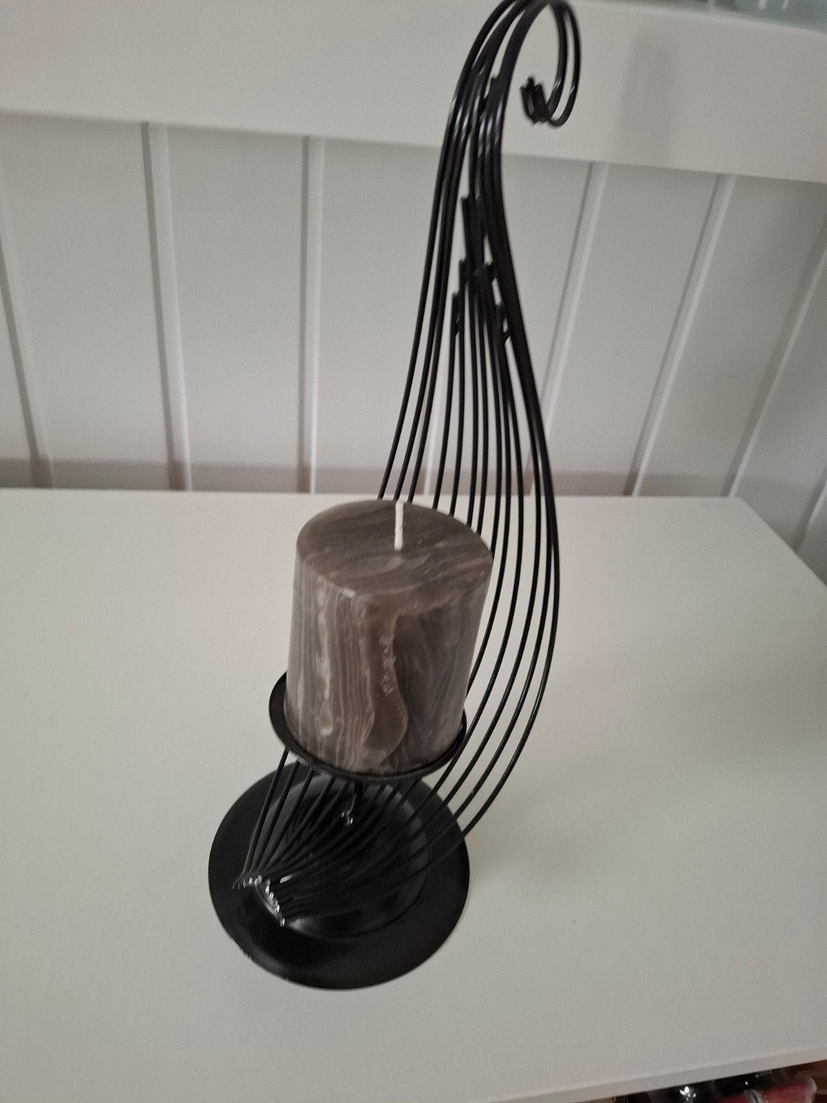 Zwarte metalen kandelaar met moderne vormgeving, Nieuw, Ophalen of Verzenden, Metaal, Kandelaar