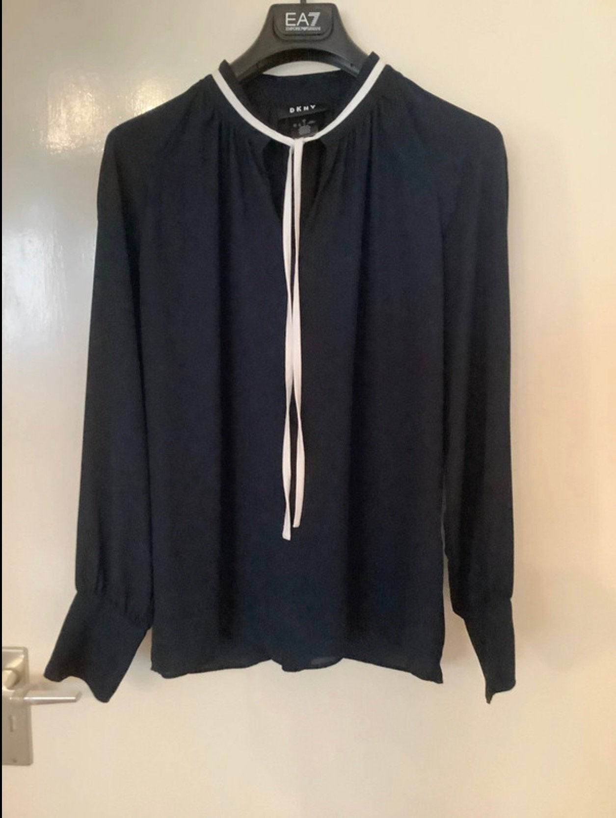 Elegante blouse DKNY, Kleding | Dames, Jasjes, Kostuums en Pakken, Ophalen of Verzenden, Zo goed als nieuw, Maat 38/40 (M), Blauw