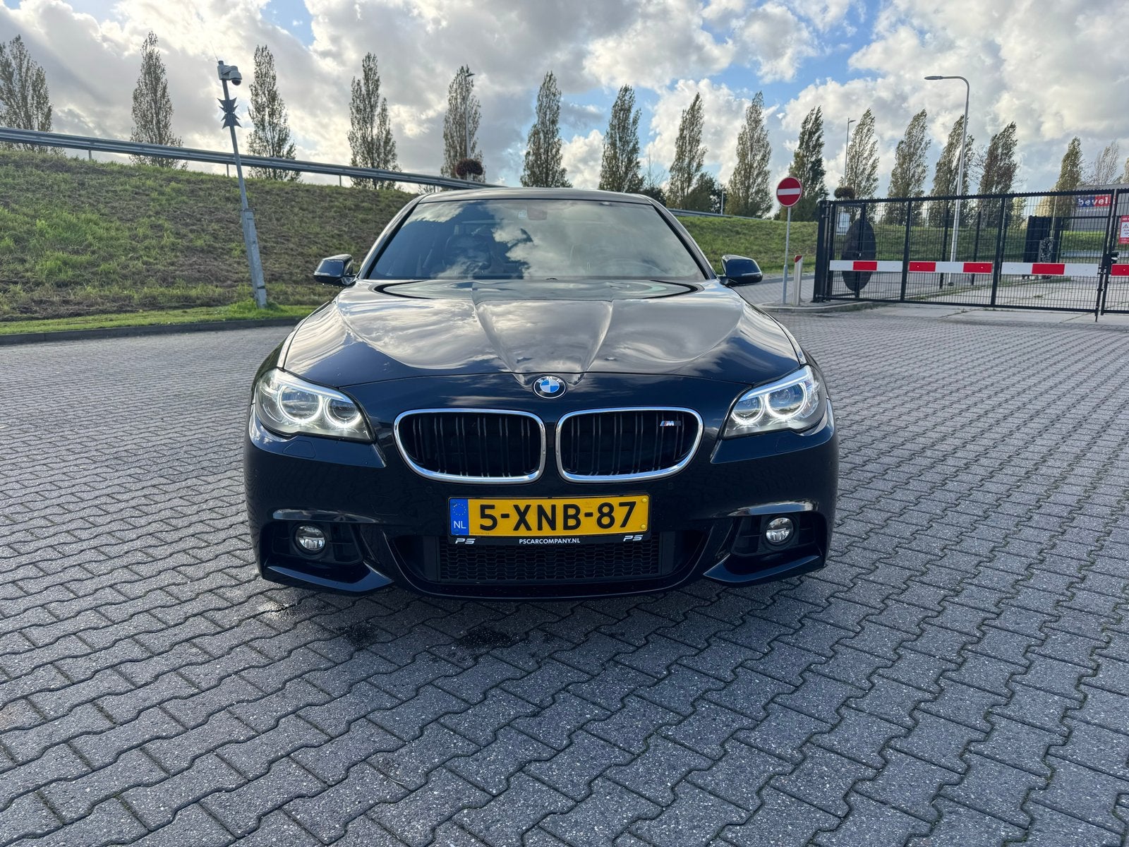 BMW 5-Serie 2.0 520I AUT 184 PK Sedan 2014 Zwart, Auto's, Achterwielaandrijving, 4 cilinders, 2000 kg, Zwart