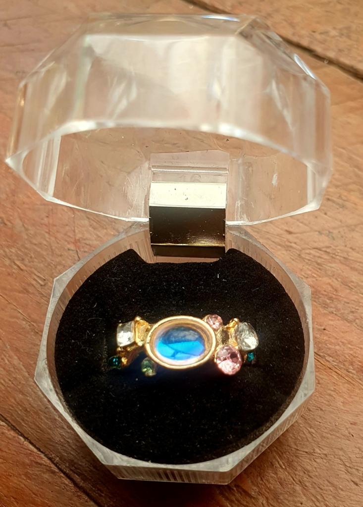 Verstelbare ring met blauwe en gekleurde stenen, Overige materialen, Nieuw, Ophalen of Verzenden, 17 tot 18
