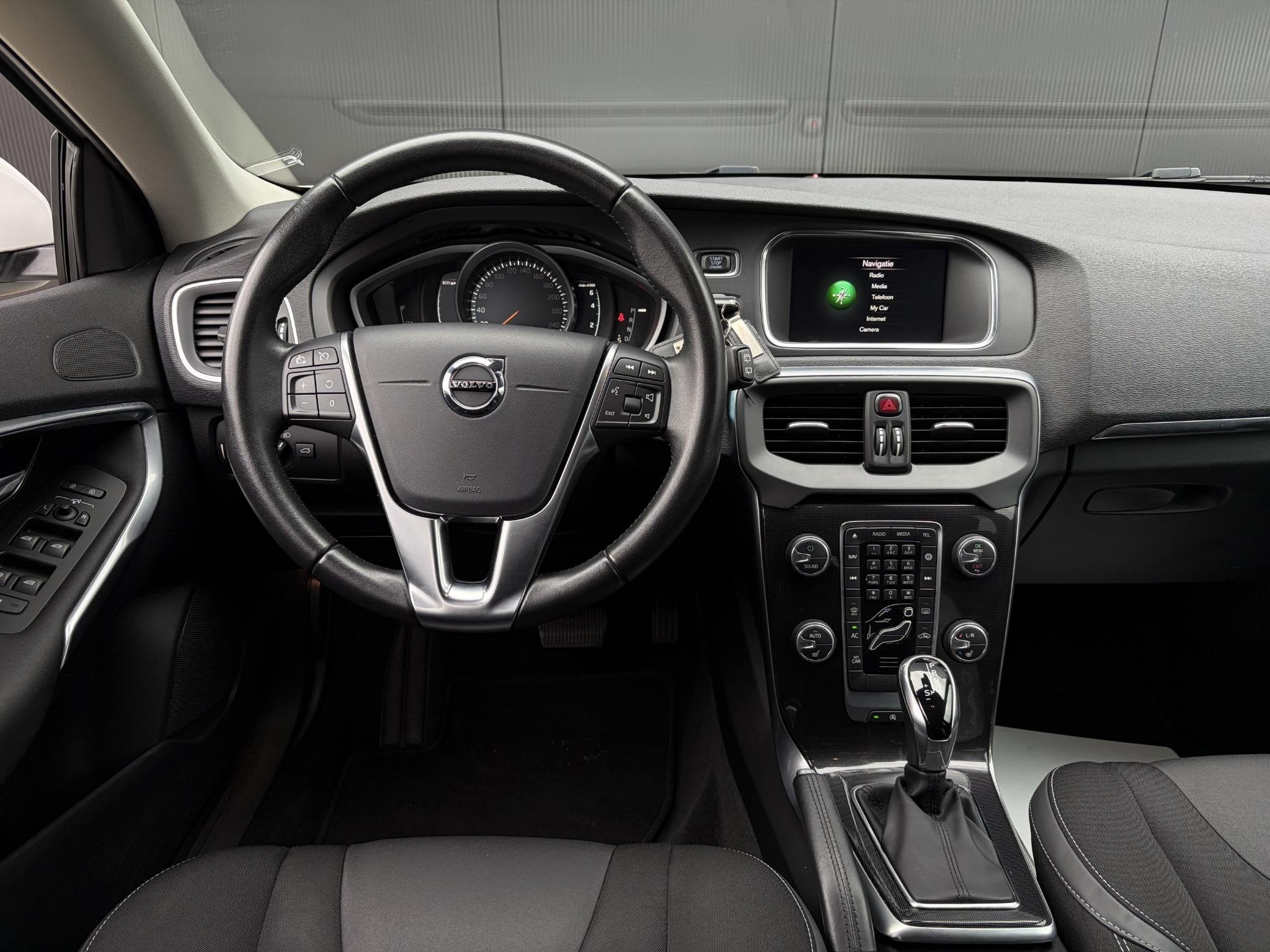 Volvo V40 1.5 T2 Polar+ Automaat / Navi / Bluetooth / Parkee, Auto's, Verwarmde buitenspiegels, Euro 6, 700 kg, Leder en Stof