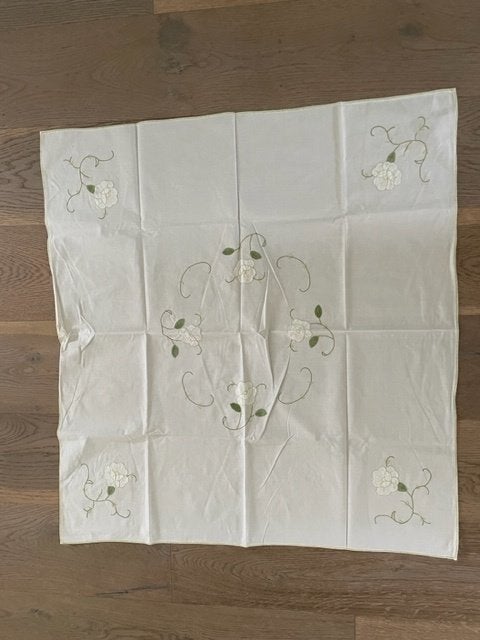 Wit vintage katoenen tafelkleed. Borduursel applicatie bloem, Antiek en Kunst, Ophalen