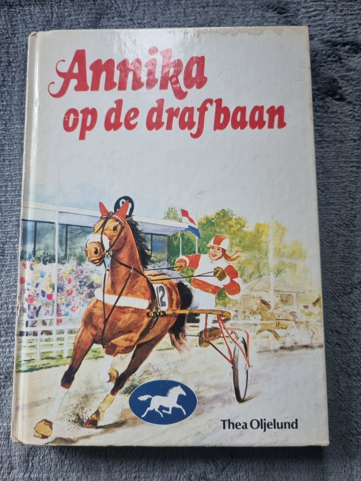 Annika op de drafbaan - Thea Oljelund (Jeugdboek), Boeken, Ophalen of Verzenden, Zo goed als nieuw, Fictie algemeen