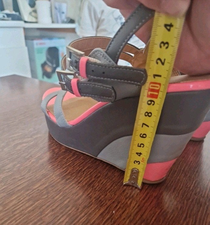 Stijlvolle sleehak sandalen - Grijs, roze, bruin, Nieuw, Grijs, Sandalen of Muiltjes, Ophalen of Verzenden