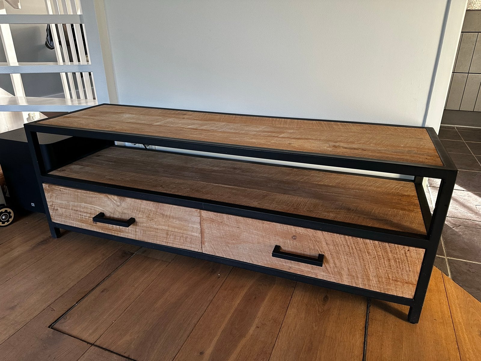 Stoer TV-meubel van mangohout en metaal met lades, Ophalen, 100 tot 150 cm, Zo goed als nieuw, Minder dan 100 cm