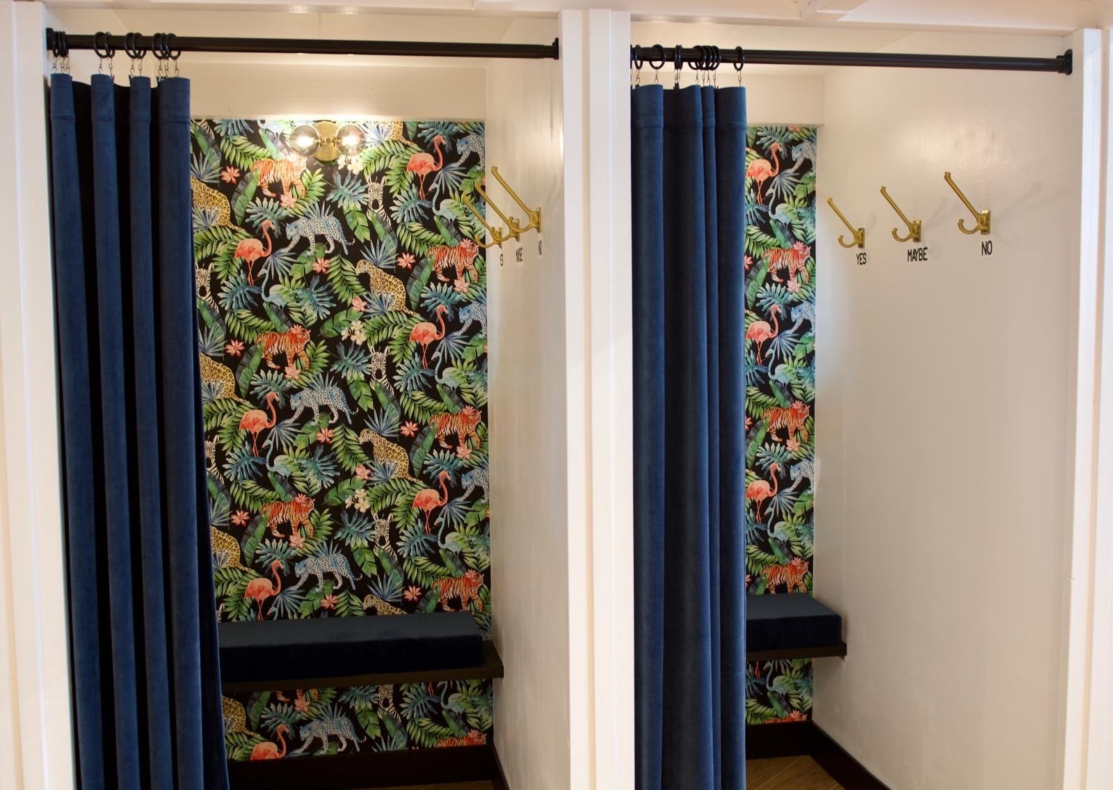 3 Blauwe paskamer gordijnen met zwarte ringen, Huis en Inrichting, Stoffering | Gordijnen en Lamellen, Met ringen, Blauw, Ophalen of Verzenden