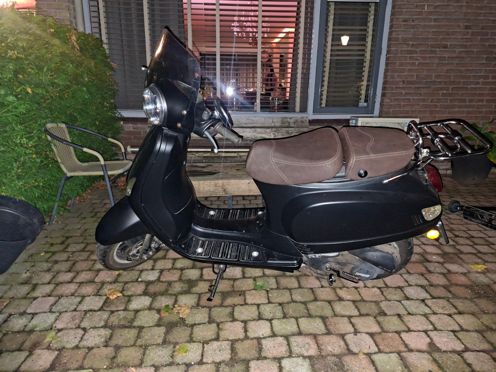 Zwarte scooter met bruin zadel en windscherm, Ophalen, Gebruikt