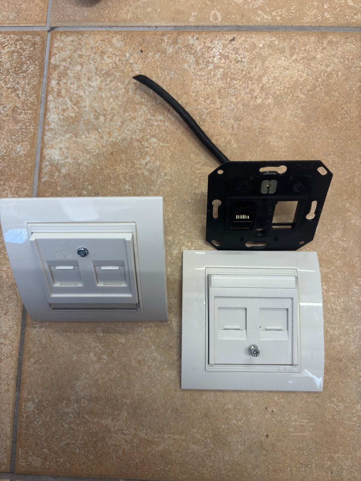 2x Gira netwerk wandcontactdoos RJ45, Doe-het-zelf en Verbouw, Ophalen of Verzenden, Gebruikt, Gira, Stopcontact