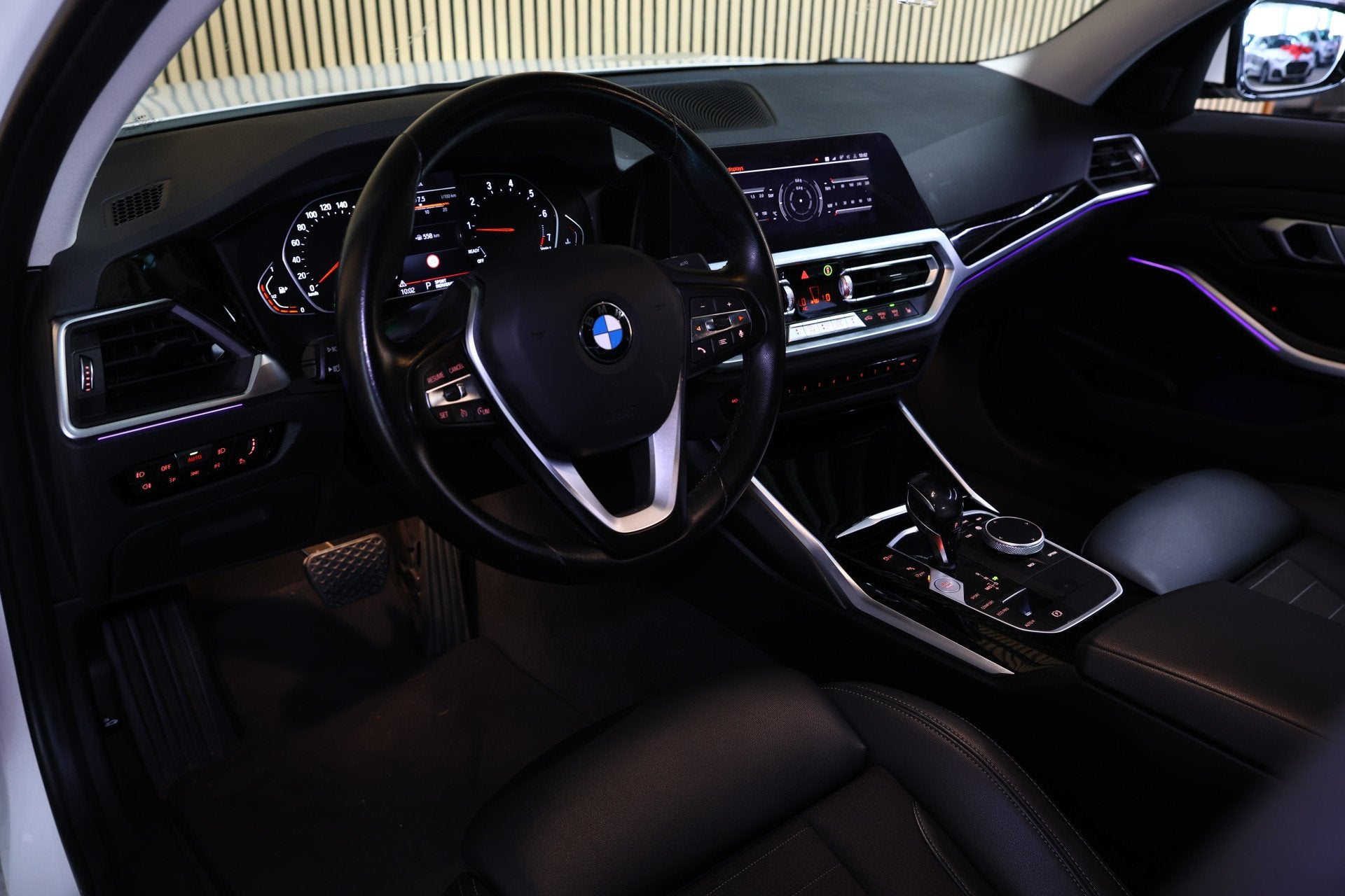 BMW 3 Serie 318i Business Edition AVM SPORTLEDER NAVI CARPLA, Automaat, 1998 cc, Achterwielaandrijving, Euro 6