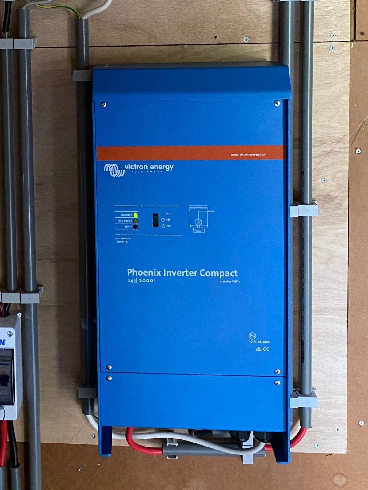 Victron Phoen Inverter Compact 24/2000 zuivere sinusomvormer, Ophalen of Verzenden, Zo goed als nieuw, Overige typen